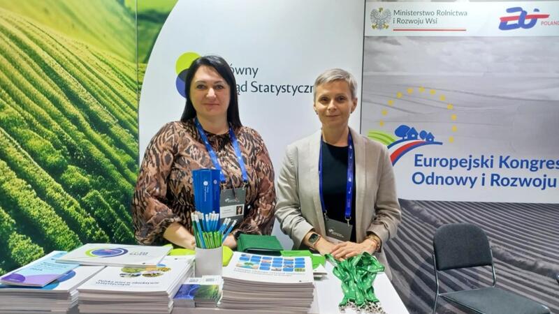 Powiększ obraz: Stoisko Urzędu Statystycznego w Poznaniu - obsługa