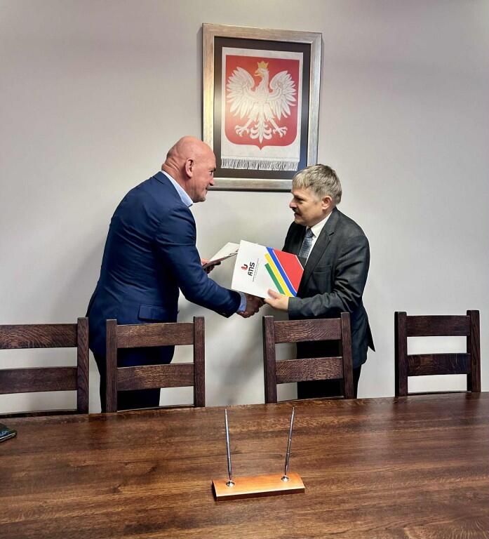 Powiększ obraz:  Podpisanie z drem hab. Donatem Mierzejewskim Rektorem Akademii Nauk Stosowanych w Pile