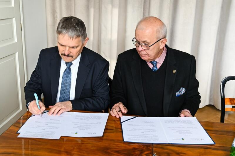 Powiększ obraz: dyrektor Urzędu Statystycnego w Poznaniu i prof. dr hab. n. med. i n. o zdr. Andrzej Wojtyła - Rektor Uniwersytetu Kaliskieg