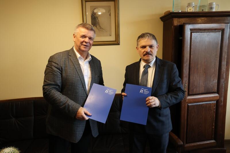 Powiększ obraz: dyrektor Urzędu Statystycnego w Poznaniu Jacek Kowalewski i dr Janusz Poła - Rektor Akademii Nauk Stosowanych im. Jana Amosa Komeńskiego w Lesznie