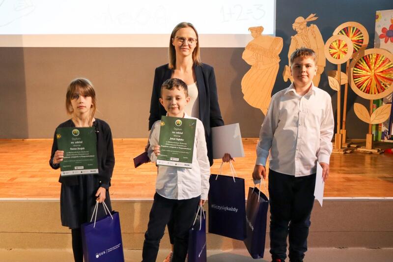 Powiększ obraz: Uczestnicy z dyplomami i nagrodami