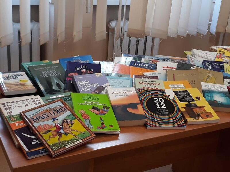 Powiększ obraz: Książki rozłożone na stole