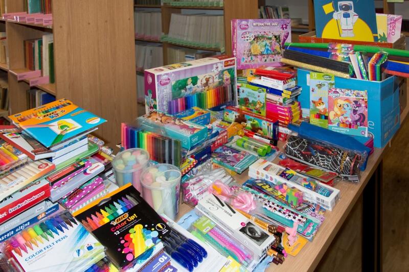 Powiększ obraz: Kredki, pisaki i inne materiały na stole