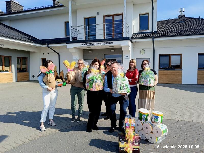 Powiększ obraz: Pracownicy Urzędu z paczkami przed budynkiem Hospicjum