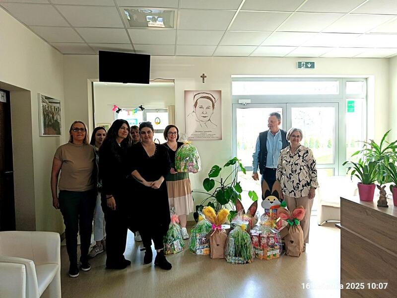 Powiększ obraz: Pracownicy Urzędu z paczkami w Hospicjum