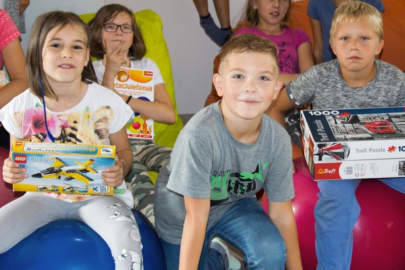 Powiększ obraz: Dzieci ogniska Na Fyrtlu z prezentami