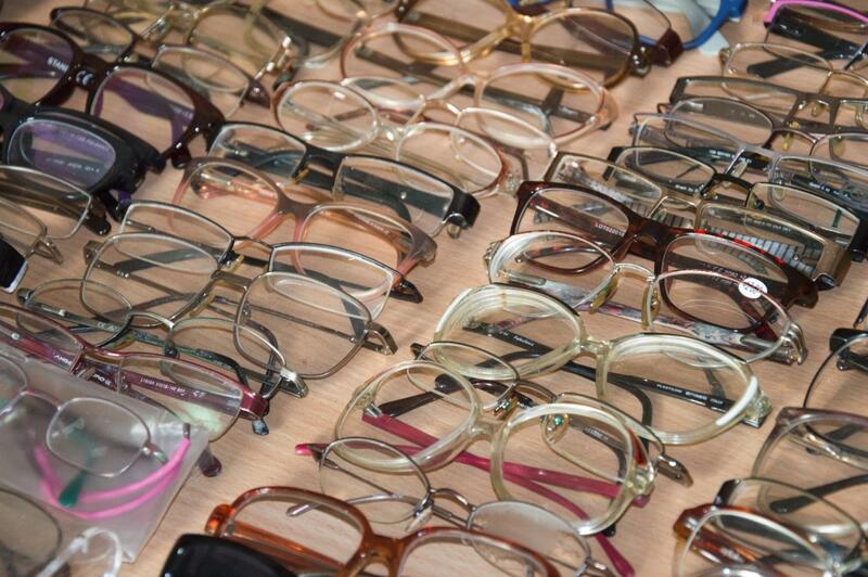 Powiększ obraz: Okulary rozłożone na stole