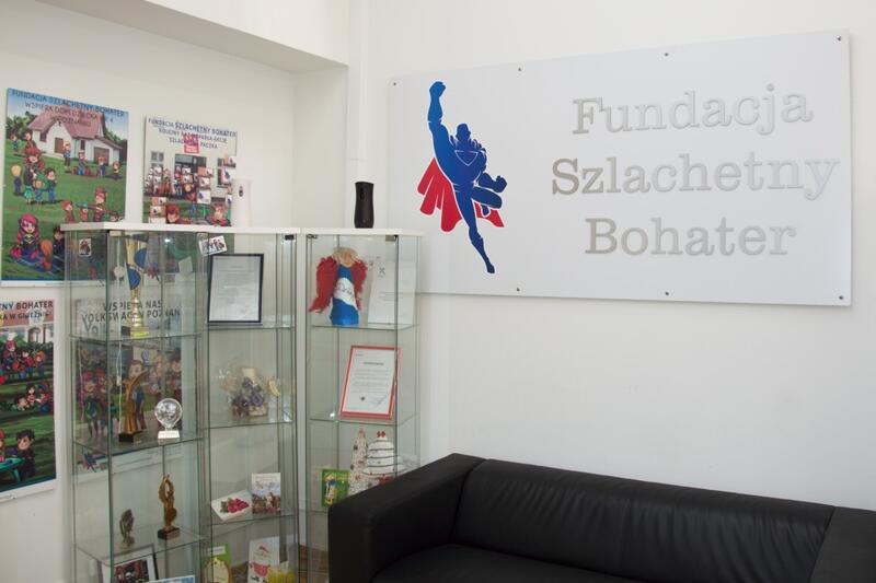 Powiększ obraz: Wnętrze fundacji: gabloty i baner
